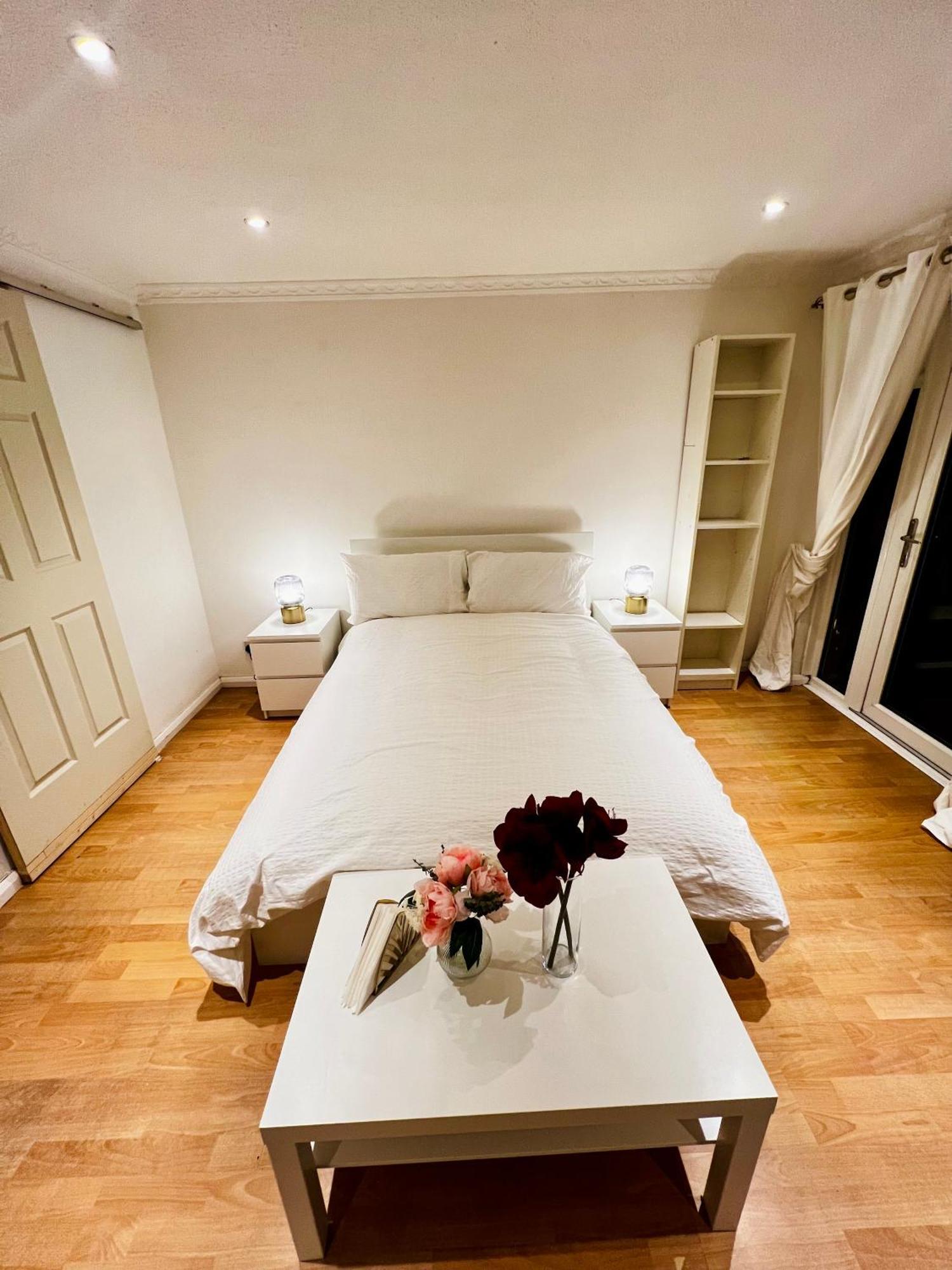 A Calm Stay Near Battersea Reach London Exterior photo